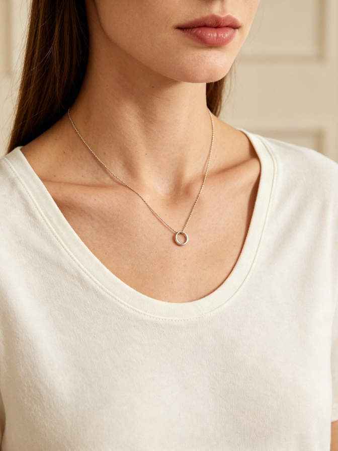 Fine chain necklace with a round pendant Fine chain necklace with a round pendant